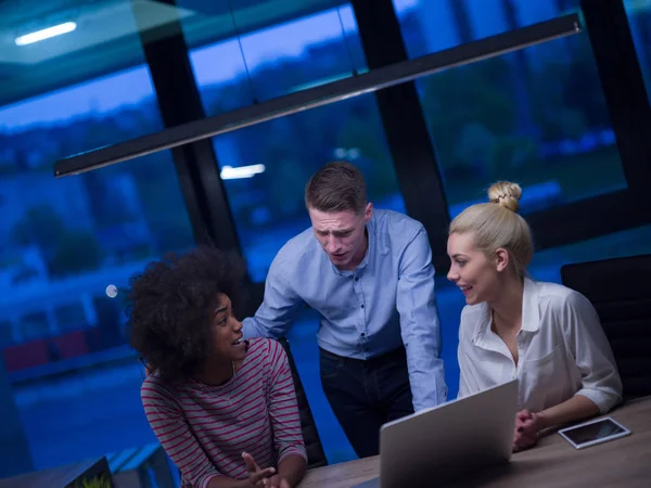 Équipe multiethnique d'affaires de démarrage dans le bureau de nuit — Photo