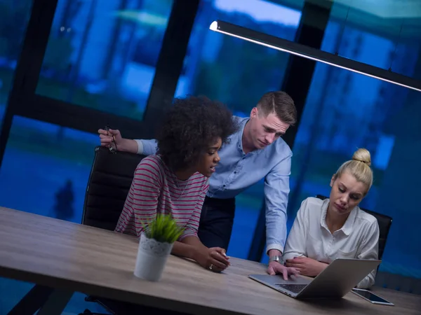 Equipo de negocios de startups multiétnicas en oficina nocturna — Foto de Stock