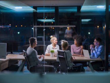 Çok ırklı başlangıç iş takım gece ofiste