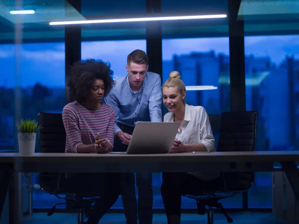 Équipe multiethnique d'affaires de démarrage dans le bureau de nuit — Photo