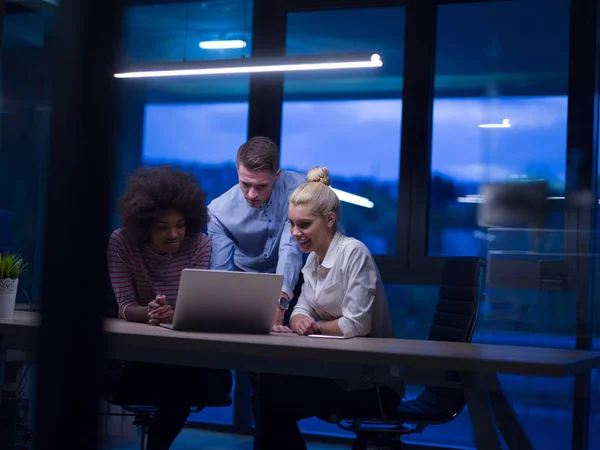 Équipe multiethnique d'affaires de démarrage dans le bureau de nuit — Photo