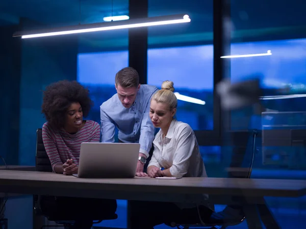 Équipe multiethnique d'affaires de démarrage dans le bureau de nuit — Photo