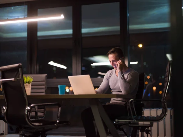 Man aan het werk op laptop in donkere kantoor — Stockfoto