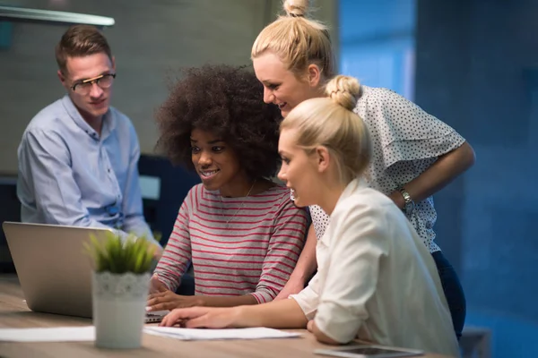 Equipo de negocios de startups multiétnicas en oficina nocturna — Foto de Stock