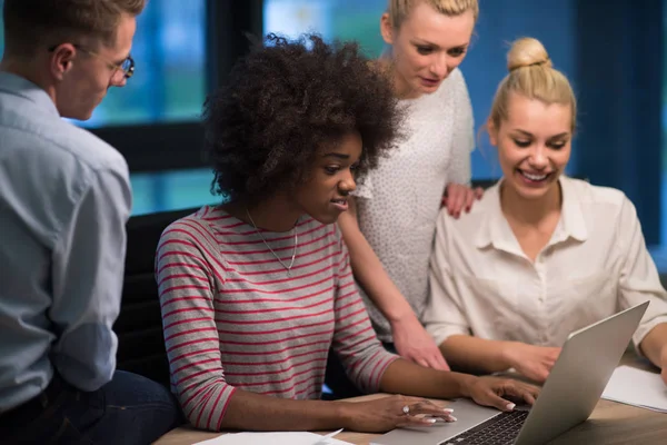 Multi-etnisch opstarten bedrijf team in nacht kantoor — Stockfoto