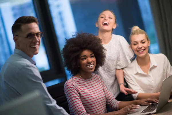 Équipe multiethnique d'affaires de démarrage dans le bureau de nuit — Photo