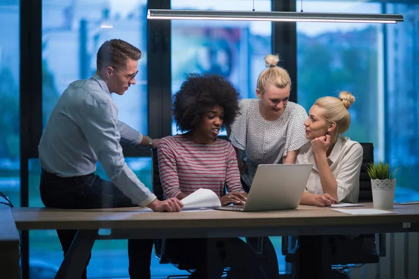 Équipe multiethnique d'affaires de démarrage dans le bureau de nuit — Photo