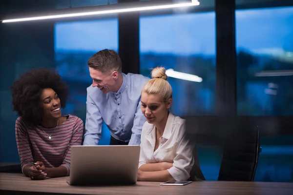 Multi-etnisch opstarten bedrijf team in nacht kantoor — Stockfoto