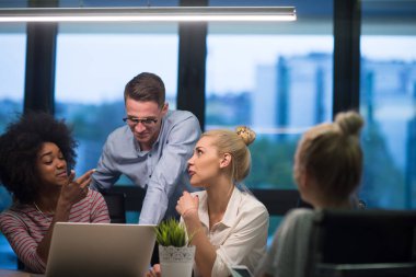 Çok ırklı başlangıç iş takım gece ofiste