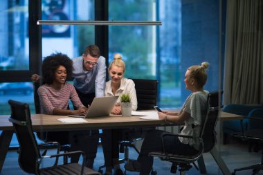 Çok ırklı başlangıç iş takım gece ofiste