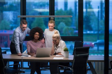 Çok ırklı başlangıç iş takım gece ofiste