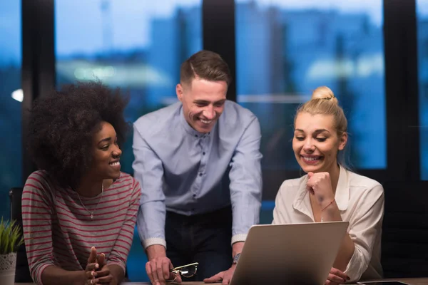 Équipe multiethnique d'affaires de démarrage dans le bureau de nuit — Photo