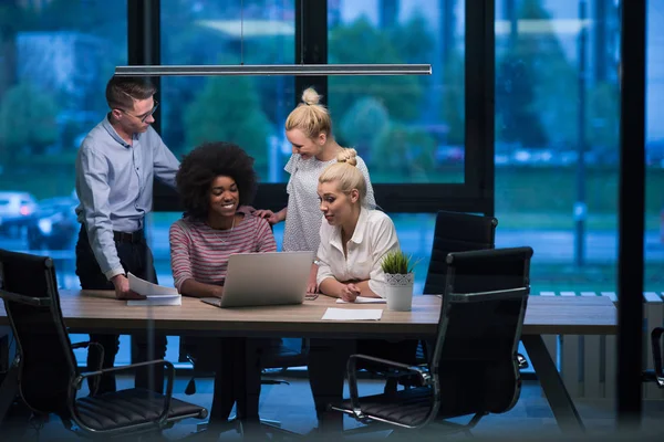 Equipe de negócios de inicialização multiétnica no escritório noturno — Fotografia de Stock