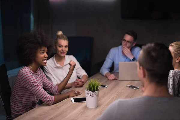 Equipo de negocios de startups multiétnicas en oficina nocturna — Foto de Stock