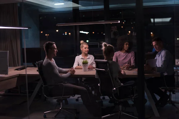 Багатоетнічна стартап бізнес команда в нічному офісі — стокове фото