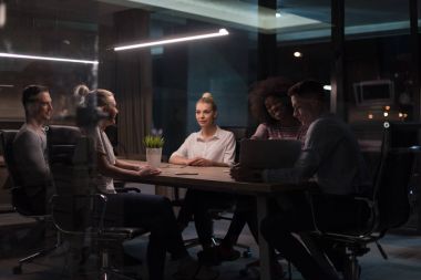 Çok ırklı başlangıç iş takım gece ofiste