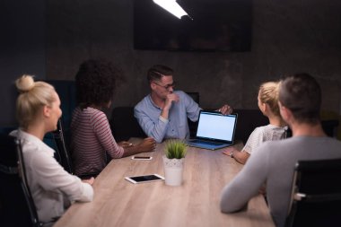 Çok ırklı başlangıç iş takım gece ofiste