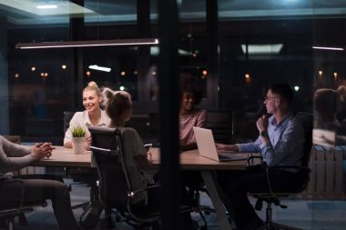 Çok ırklı başlangıç iş takım gece ofiste