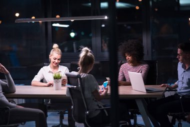 Çok ırklı başlangıç iş takım gece ofiste