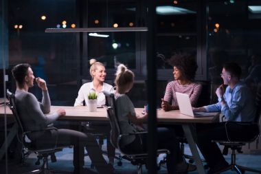 Çok ırklı başlangıç iş takım gece ofiste