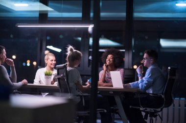 Çok ırklı başlangıç iş takım gece ofiste
