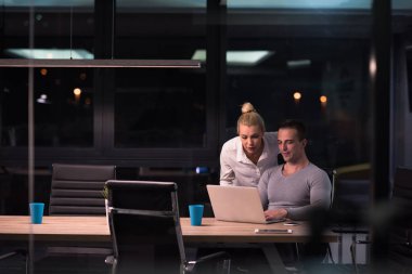 Gece ofisindeki genç tasarımcılar.