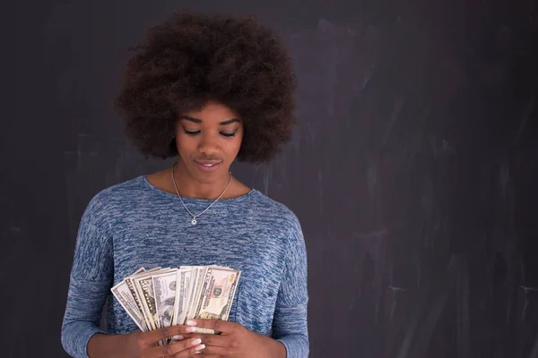 Para tutan gri arka plan üzerinde siyah kadın — Stok fotoğraf