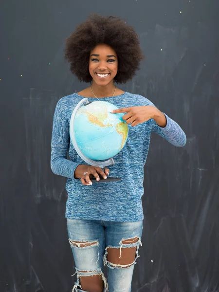 Mulher negra segurando Globo do mundo — Fotografia de Stock