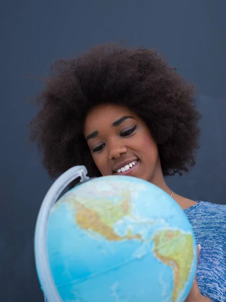 Zwarte vrouw met Globe van de wereld — Stockfoto