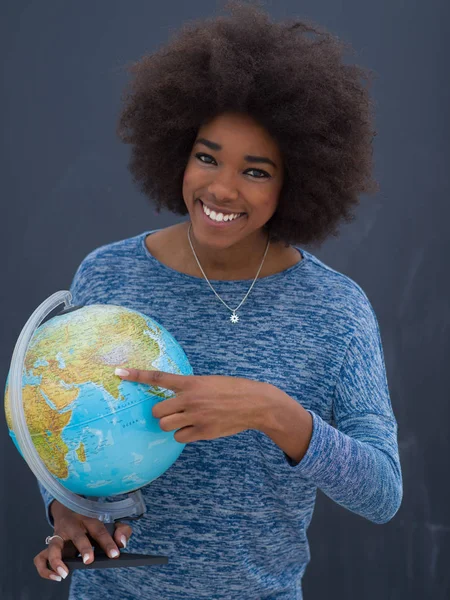 黑人妇女举行世界地球 — 图库照片