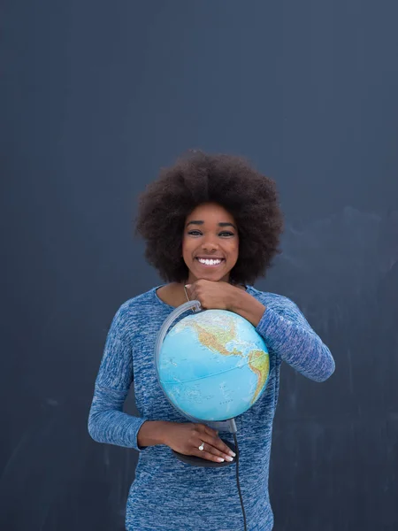 Zwarte vrouw met Globe van de wereld — Stockfoto