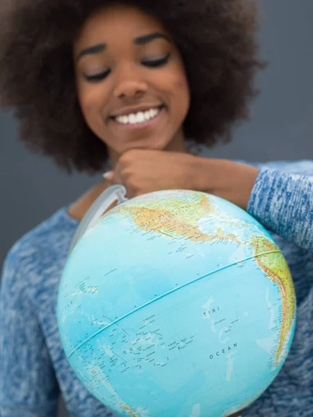 Černá žena, držící glóbus světa — Stock fotografie