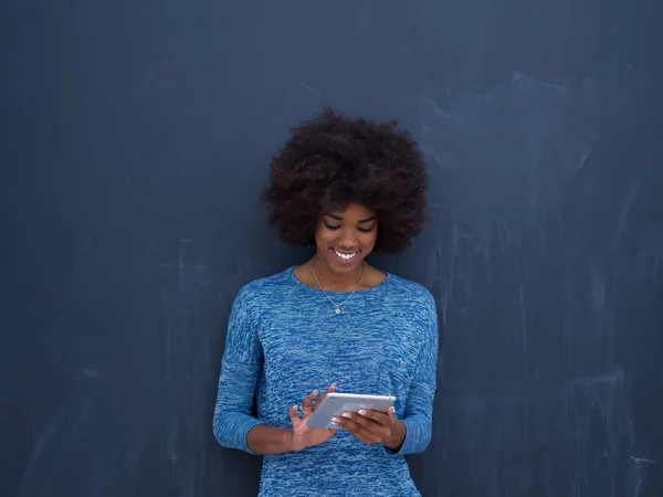 Felice donna afroamericana utilizzando tavoletta digitale — Foto Stock