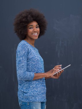 Dijital Tablet kullanan mutlu Afrikalı-Amerikalı kadın