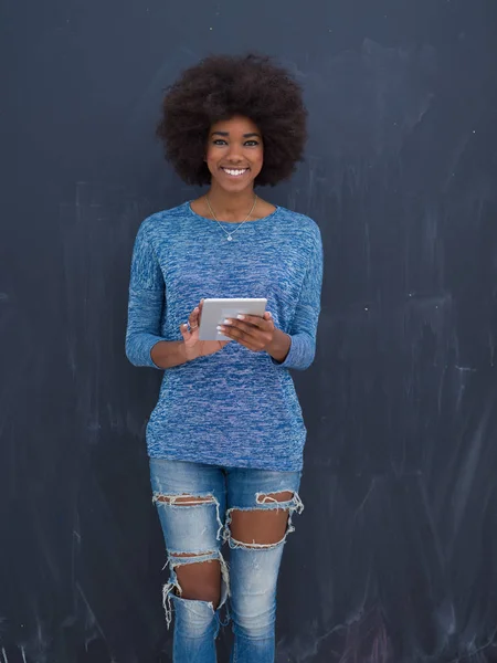 디지털 태블릿을 사용 하 여 행복 한 흑인 여자 — 스톡 사진