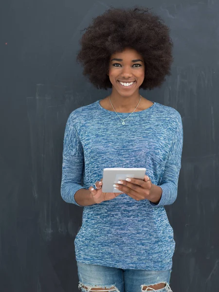 Happy africká americká žena pomocí digitálních Tablet — Stock fotografie