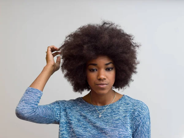 Portrét krásné přátelské černé ženy — Stock fotografie