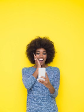 genç siyah kadın kullanarak cep telefonu