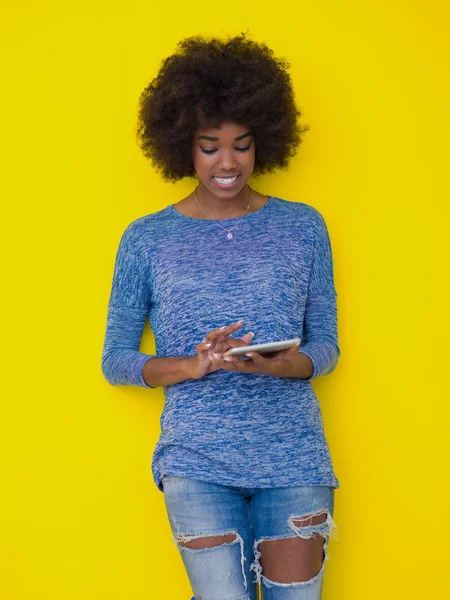 Giovane donna nera utilizzando tavoletta digitale — Foto Stock