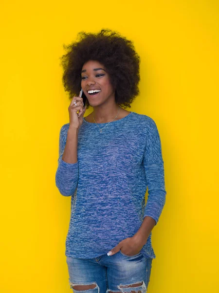 Young black Woman Using mobile phone — Stock Photo, Image