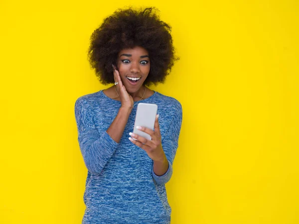 Joven negro mujer usando el teléfono móvil — Foto de Stock