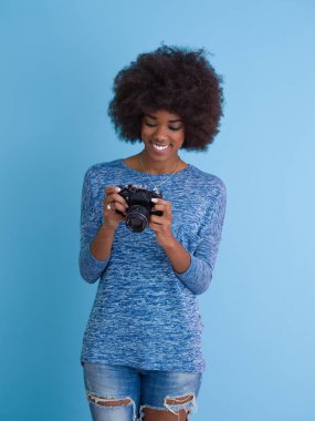 Afro-Amerikan kız alarak resmi retro bir fotoğraf makinesi için