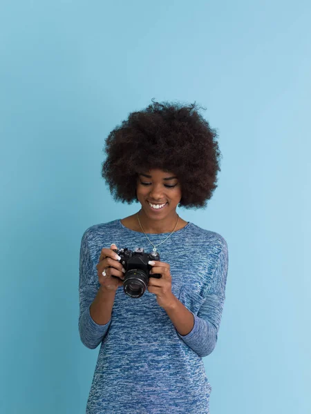 Africano americano ragazza scattare foto su un retro fotocamera — Foto Stock