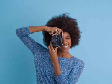 Afro-Amerikan kız alarak resmi retro bir fotoğraf makinesi için