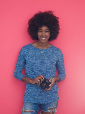 Genç zenci kız alarak resmi retro bir fotoğraf makinesi için