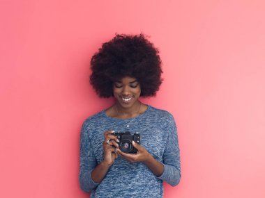 Genç zenci kız alarak resmi retro bir fotoğraf makinesi için