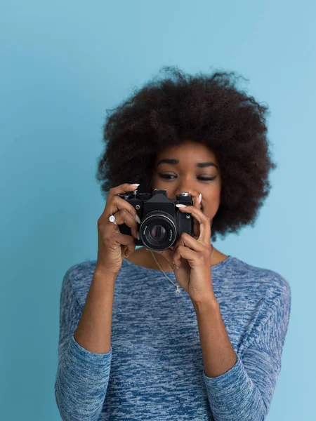 Afrika Amerika gadis mengambil foto pada kamera retro — Stok Foto