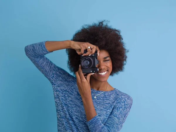 Afro-Amerikan kız alarak resmi retro bir fotoğraf makinesi için