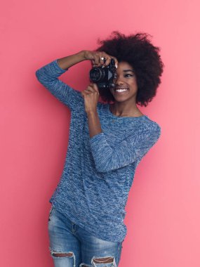 Genç zenci kız alarak resmi retro bir fotoğraf makinesi için