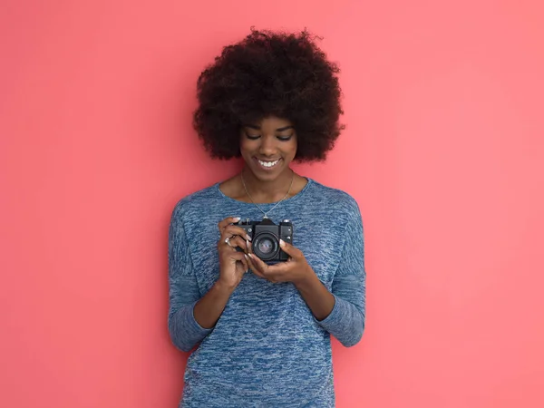 Joven negro chica tomando foto en un retro cámara —  Fotos de Stock